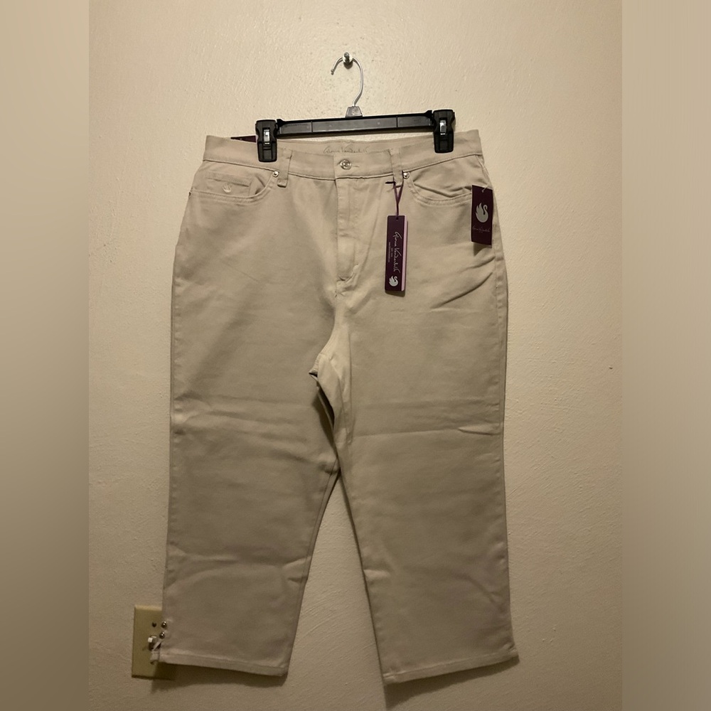 Neutral capris, universal pants, NWT CAPRIS